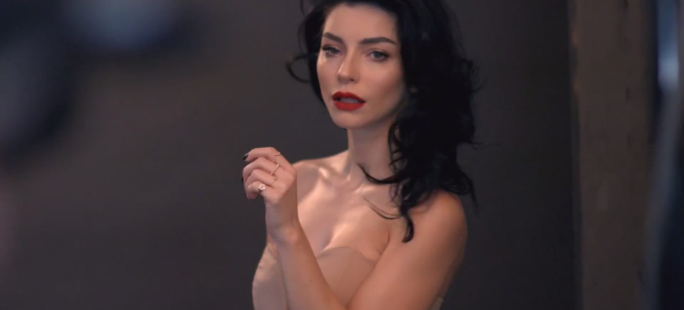 Katıldığı davette öyle bir şey yaptı ki!