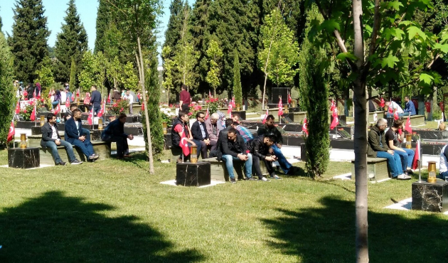 Anneler, acının yıl dönümünde maden şehitlerinin mezarında