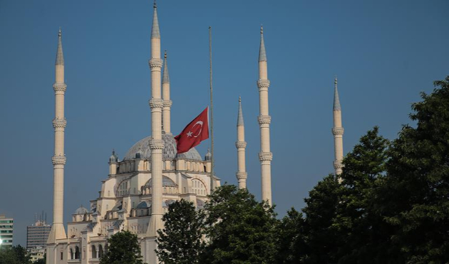 Milli yas nedeniyle bayraklar yarıya indirildi!