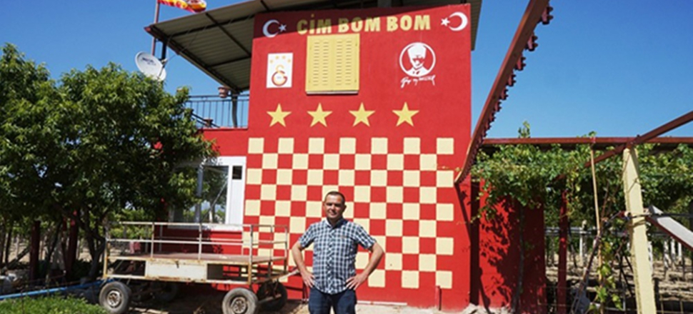 Fanatik Galatasaraylı evini sarı kırmızı boyadı!