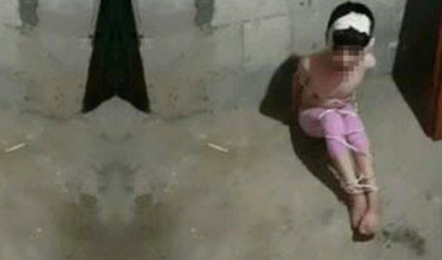 Küçük çocuğu kaçırıp bu fotoğrafı gönderdiler!