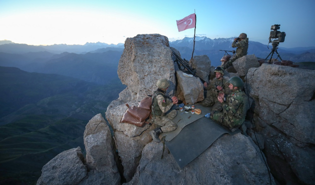 Kartal yuvasındaki Mehmetçik için iftar vakti!