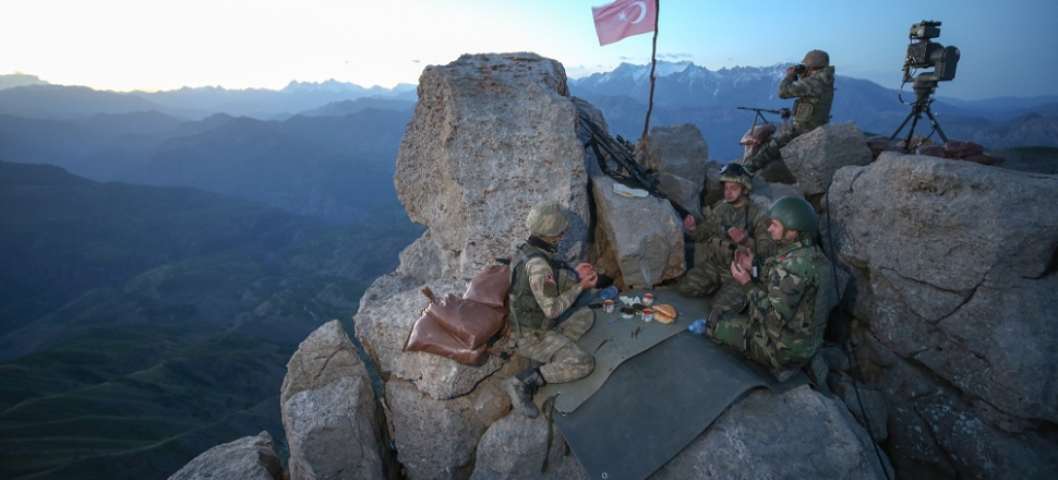 Kartal yuvasındaki Mehmetçik için iftar vakti!