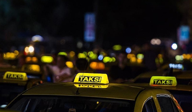 Şoför, uyuya kalan yolcuyu öpmeye başladı!