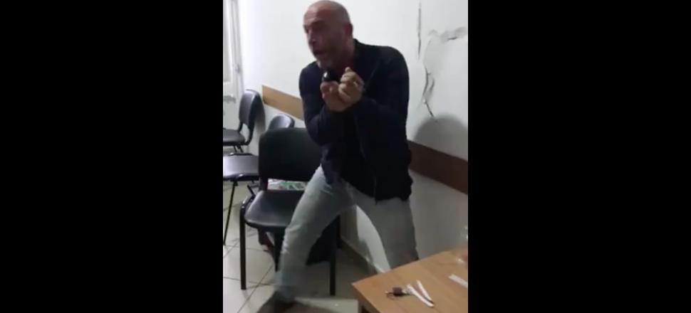 Karakolda kendini dövüp suçu jandarmanın üzerine attı!