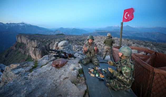 İlk iftarı sınırdaki Mehmetçik açtı...