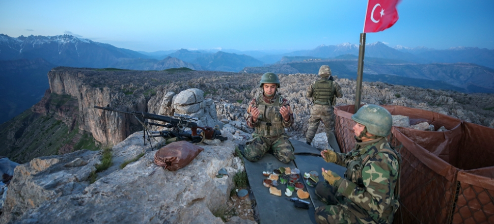 İlk iftarı sınırdaki Mehmetçik açtı...