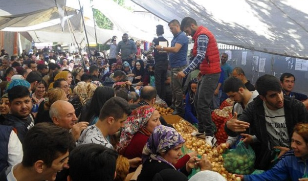 Pazarı satın aldı, vatandaşlara bedava dağıttı!
