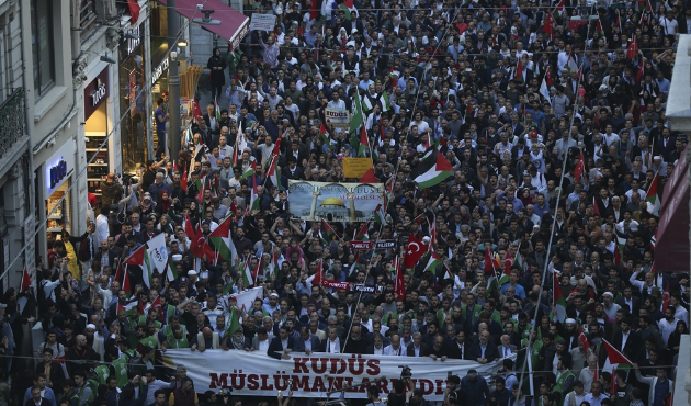 Yüzlerce kişi katliamı protesto etti!