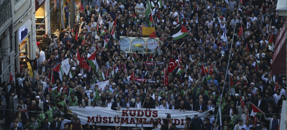 Yüzlerce kişi katliamı protesto etti!