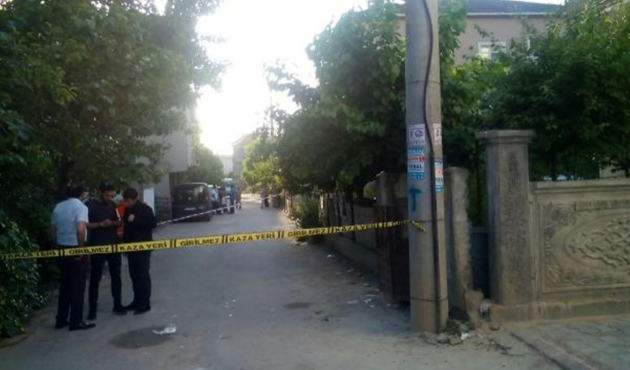 İki kardeşi bıçaklayarak öldürdü...