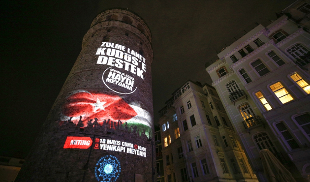 Kudüs mitinginin afişi Galata Kulesi'ne yansıtıldı