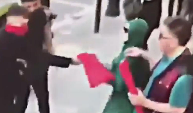 Londra'da Türk bayrağını PKK'lılara vermeyen kadın
