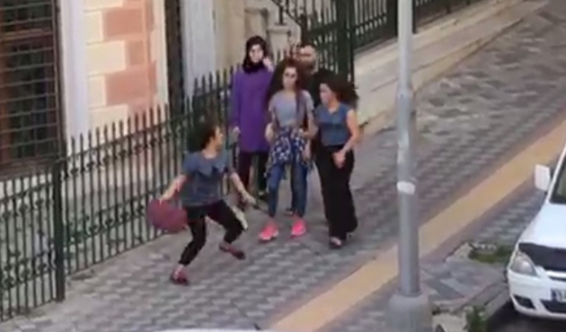 Kızların saç saça, baş başa kavgası!