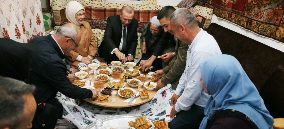 Erdoğan, vatandaşın evinde iftar yaptı...