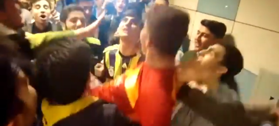 Bir Galatasaraylı yüz Fenerlinin içinde kalırsa...