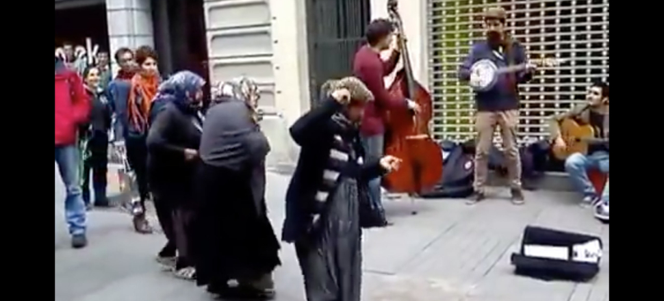 Mendilci teyzeler caz çalan orkestraya muhteşem danslarıyla eşlik ediyorlar!
