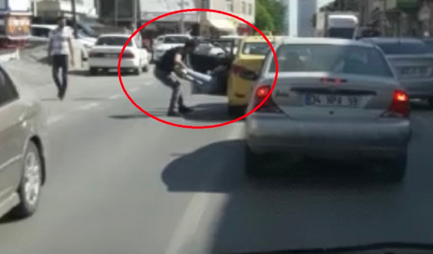 Taksici kadın yolcuyu bacağından tutup attı!