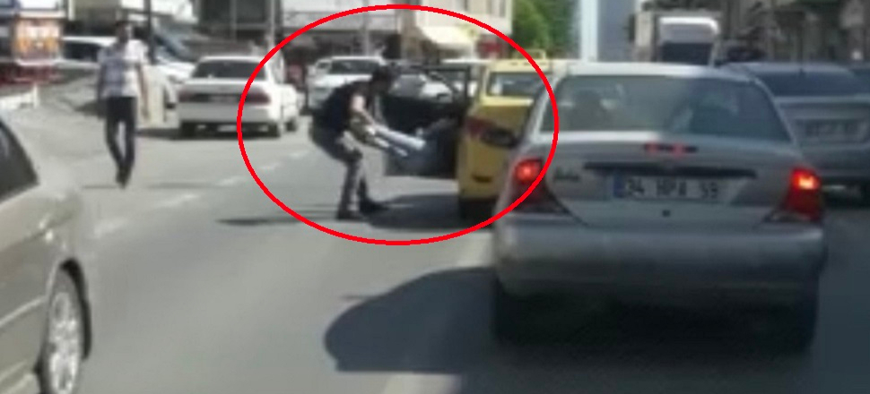 Kadın yolcuyu bacağından tutup attı!