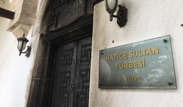 Isınmak için Hatice Sultan'ın türbe kapısını yaktı