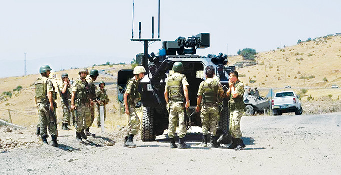Hain tuzak bozuldu! Yola gömülmüş 1 tonluk patlayıcı bulundu...
