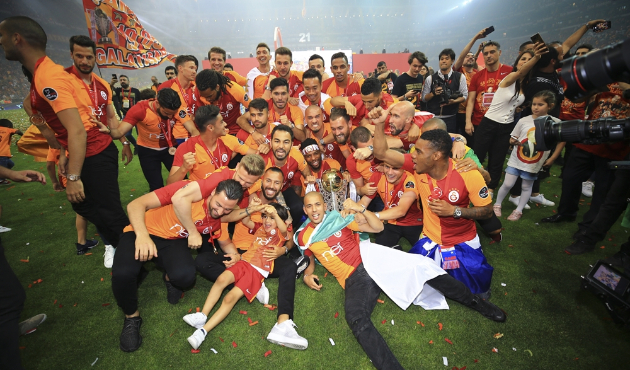 Şampiyon Galatasaray kupasını aldı...