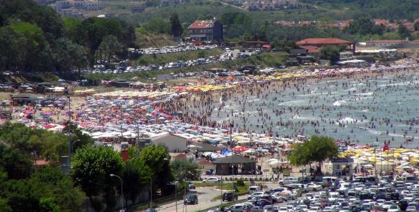 Kulaç atacak yer yok! İstanbul plajları bayram etti