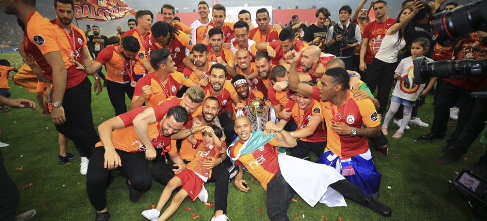 Şampiyon Galatasaray kupasını aldı...