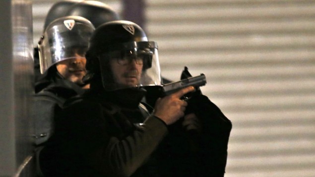Sadece tabancaları vardı! Paris saldırılarında asker polise silah vermemiş...