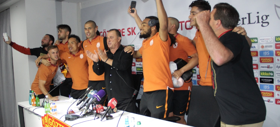 Futbolcular Fatih Terim'in basın toplantısını bastı!