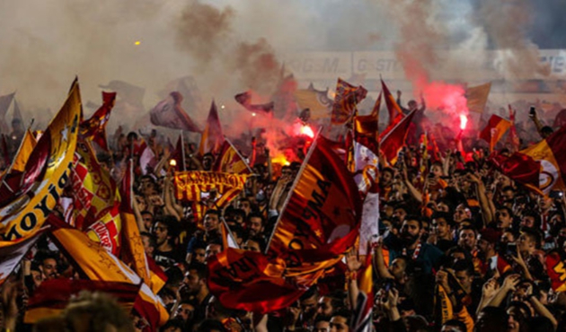 Fatih Terim balkona çıktı, Galatasaraylılar coştu!
