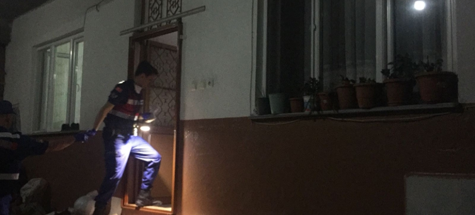 Babasını, eşini ve 2 çocuğunu öldürdü!