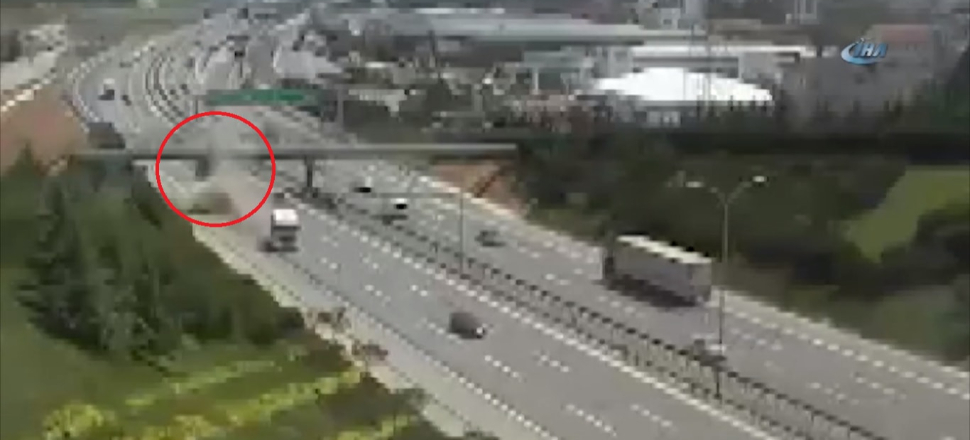 Damperi açılan hafriyat kamyonun üst geçide çarptı