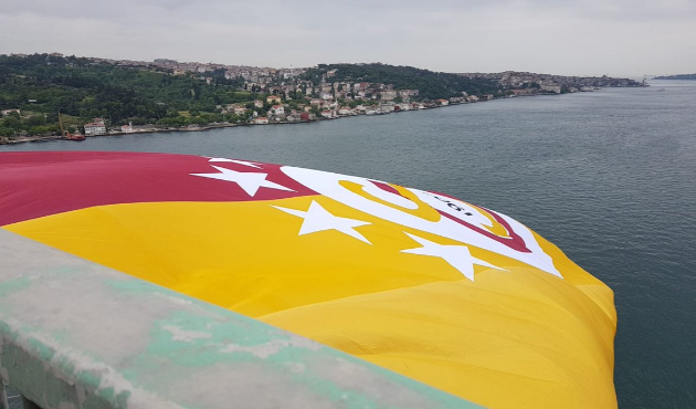 Galatasaray bayrağı köprüdeki yerini aldı!