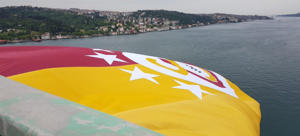 Galatasaray bayrağı köprüdeki yerini aldı!