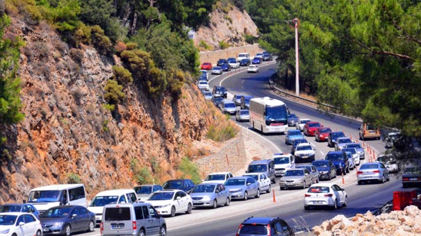O mahalleye akın! 12 kilometrelik araç kuyruğu...