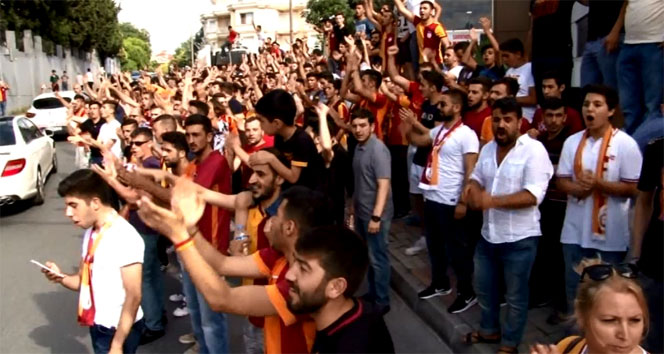 Galatasaraylılar Sneijder için tesisi bastı!