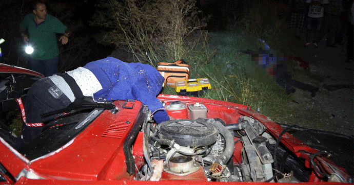 Kocaeli'de cinayet gibi kaza! Sıkıştırılan araç TIR'a çarptı, 4 kişi öldü...
