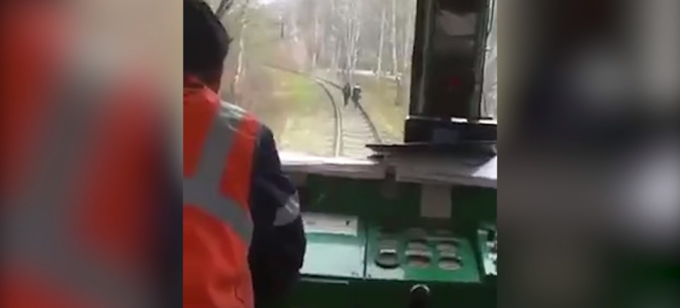 Raylarda yürüyen kadınlara eşek şakası yaptı!