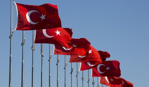 Türk bayrağını indirmek istediler...