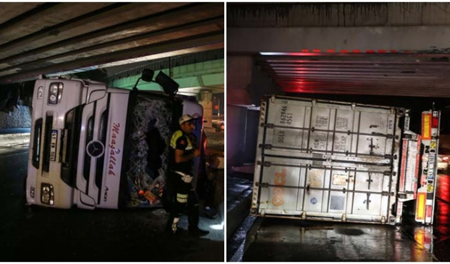 Bakırköy'de konteyner taşıyan TIR devrildi!