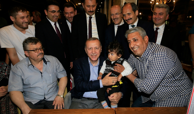 Balıkesir’de binlerce kişiyle iftar yaptı!
