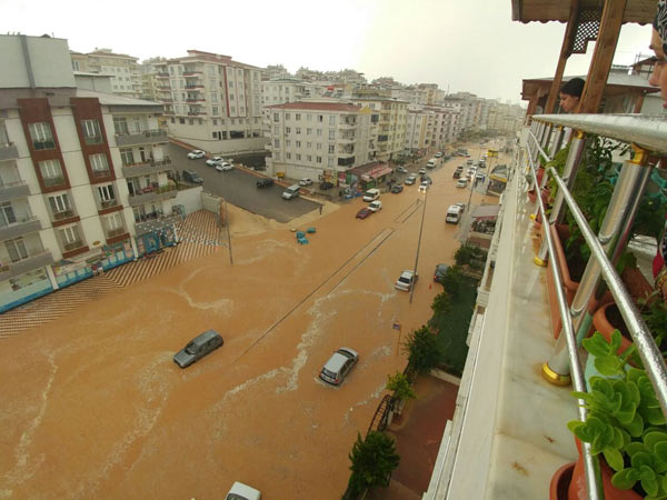 Sel suları bu hale getirdi! 30 dakikada oldu...