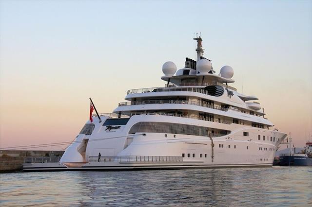 Lüks yatla Marmaris'e geldi, dakikada 8 bin 350 lira harcadı!