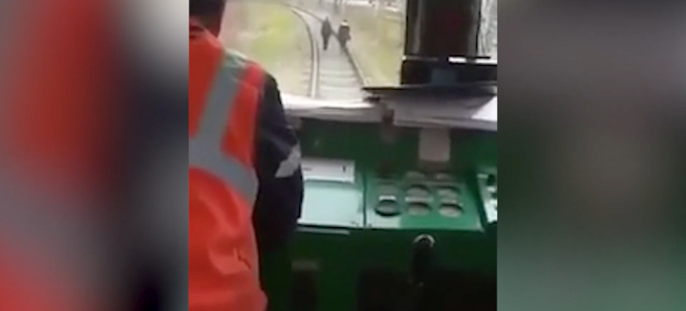 Tren yolunda yürüyen kızların aklını alan makinist!