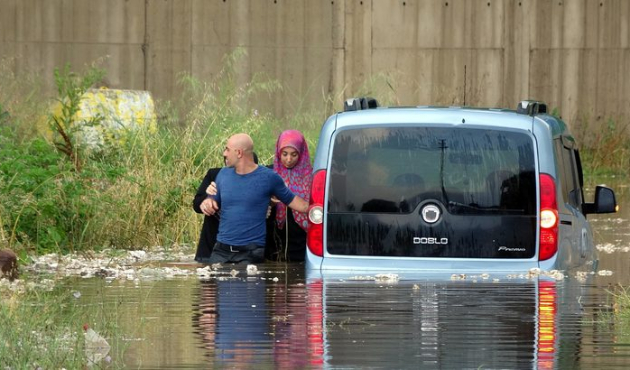 Kocaeli'de sağanak su baskınlarına neden oldu!