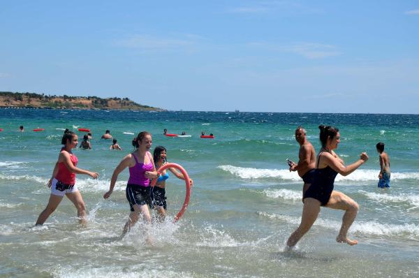 Neye koştuklarına inanamayacaksınız! Plajda yardım seferberliği