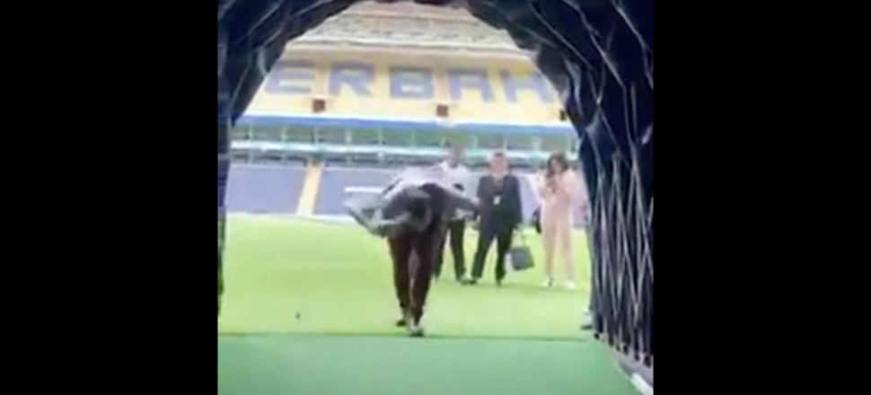 Şükrü Saraçoğlu Stadyumu'nda Şenol Güneş taklidi yapan görevliler...