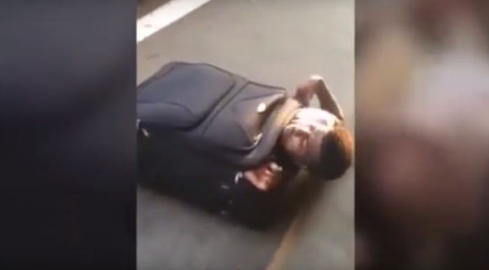 Polisleri şoke eden görüntü! Bavulun içinden göçmen çıktı (VIDEO)