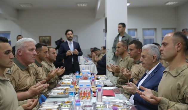 Yıldırım, Afrin kahramanlarıyla iftar yaptı...